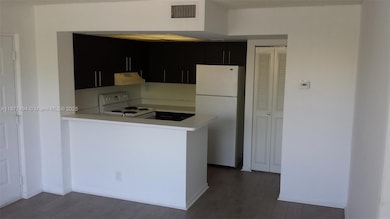 752 Executive Center Dr unit 25, West Palm Beach, FL 33401 - photo 2