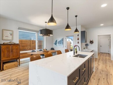 Kitchen Island / Dining Area