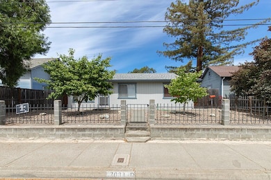 708 Sw Bridge St Listing Photos - 3 of 5