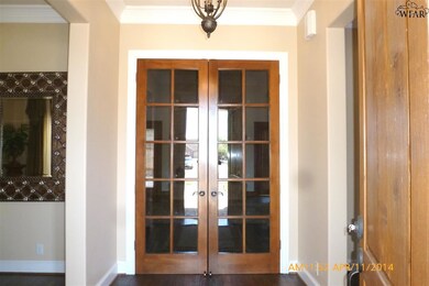 Tall Ceilings, solid 8ft wood doors throughout, Fo