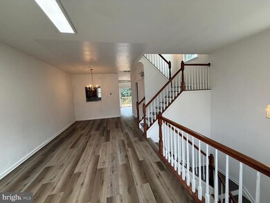 2484 Clover Field Cir, Herndon, VA 20171 - photo 5