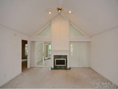 59 Lake Pointe Cir, Hendersonville, NC 28792 - photo 2