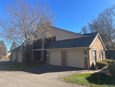 29726 Pine Ridge Cir unit 4, Farmington Hills, MI 48331 - photo 2