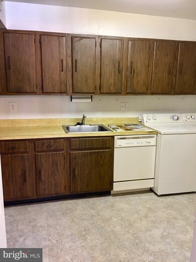 9719 Kings Crown Ct unit 101, Fairfax, VA 22031 - photo 7