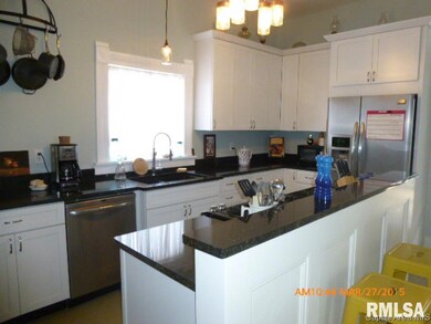 181 W Springfield St, Virginia, IL 62691 - photo 2