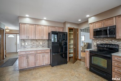 1306 Columbia Ct, Davenport, IA 52804 - photo 4