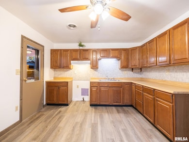 1610 Koch St, Pekin, IL 61554 - photo 3