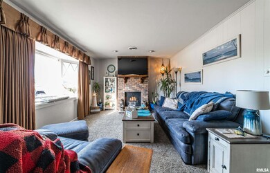 135 Regent St, Lincoln, IL 62656 - photo 2