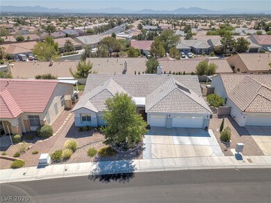 Located in a great, well-kept neighborhood of sing