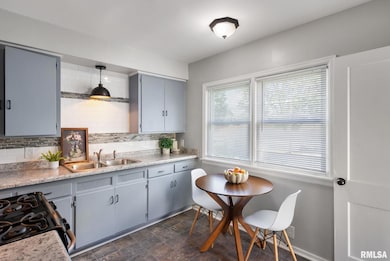 1636 W Columbia Ave, Davenport, IA 52804 - photo 6