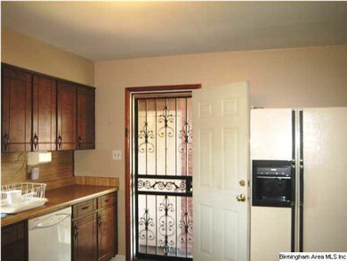 bright and sunny kitchen .