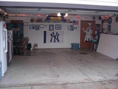 Garage LEFT DOOR IS BATHROOM / RIGHT DOOR EXTRA ST