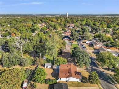 833 Russell Ln, Bedford, TX 76022 - photo 3