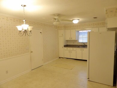 Kitchen & Breakfast Area