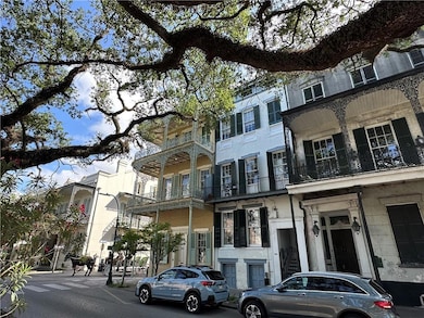 604 Esplanade is situated between Royal and Chartr