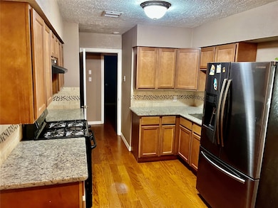Kitchen w/gas stove/oven & refrigerator