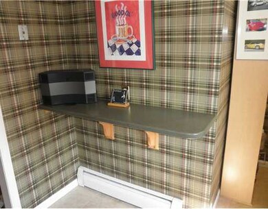 Kitchen. Breakfast Bar!