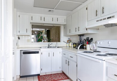 3170 N Atlantic 412 Kitchen
