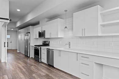 Kitchen with appliances with stainless steel fini
