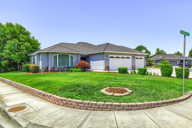 837 Meadowbrook Cir, Central Point, OR 97502 - photo 2