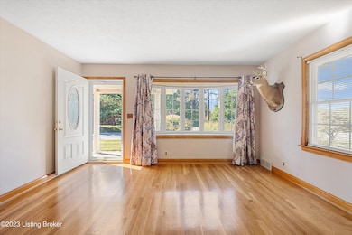 Living Room / Front Entry