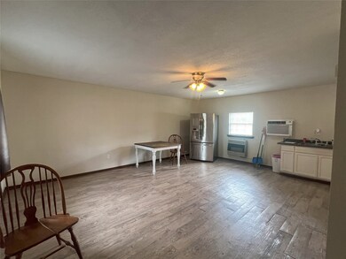 1391 County Road 668 unit A, Alvin, TX 77511 - photo 4