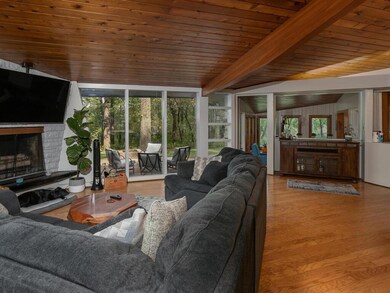 1810 11th Ave SW Austin MN 55912 USA-007-004-Livin