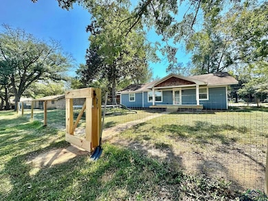 704 Leach St, Kilgore, TX 75662 - photo 4