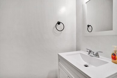 Entry half bathroom