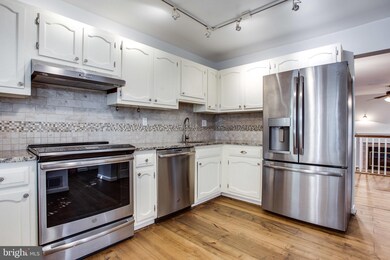 9808 Oakdale Woods Ct, Vienna, VA 22181 - photo 6