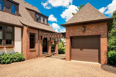 Carriage garage/side entry