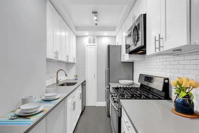 150 E 61st St unit 3-K, New York, NY 10065 - photo 2