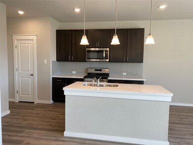 Kitchen with appliances with stainless steel fini