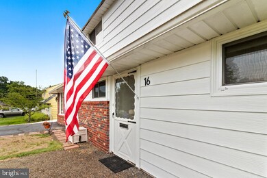 16 Roundwood Ln, Levittown, PA 19055 - photo 3