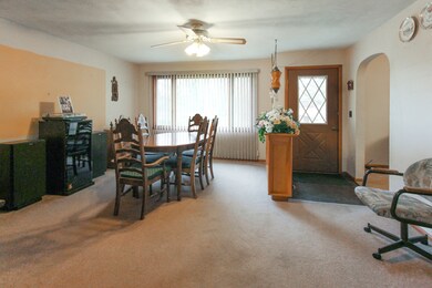 425 W Cherry St, Freeport, IL 61032 - photo 5