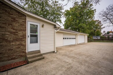 8102 Cortland Dr, Louisville, KY 40228 - photo 5