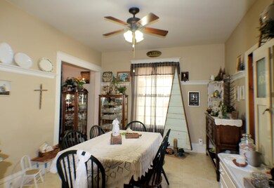 Dining Room<|>Public<|>