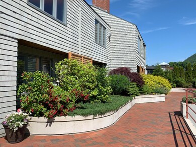 Harbor Square courtyard2
