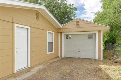 1412 E Rosewood St, Beeville, TX 78102 - photo 4