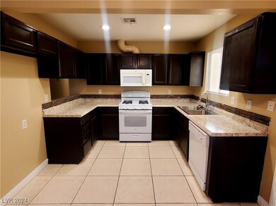 Beautiful and cozy kitchen layout that maximizes e