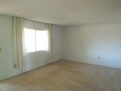 10440 W Kingswood circle living room