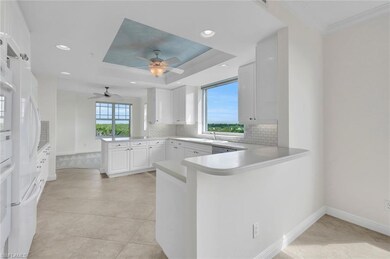 Beautiful sunlite Kitchen Huge windows & views