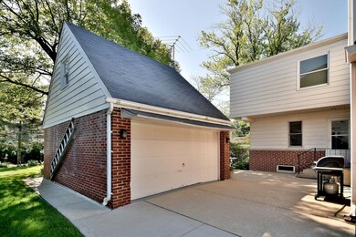157 N Avon Rd, Elmhurst, IL 60126 - photo 3