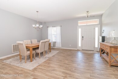 Formal Dining Room pic 3