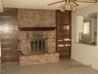 704 N Gentry frt1 005