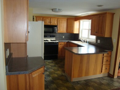 31 Tulip St, Schenectady, NY 12306 - photo 6