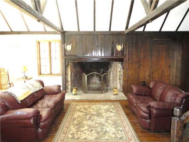 Family Room. 7291 Boston Cross Rd., Boston -  Fami