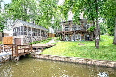 Lakeside Deck. Huge Screened Room, great for parties/reunions.