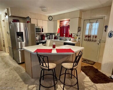Bright & airy eat-in Kitchen with smooth-top stove