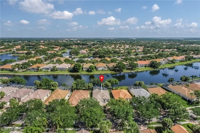 Birds eye view of property featuring a residential